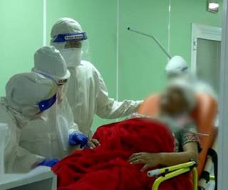 Зарплату в миллион тенге предлагают врачам в ковидном центре Шымкента