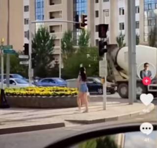 Танцующая девушка на перекрестке в Нур-Султане стала звездой интернета