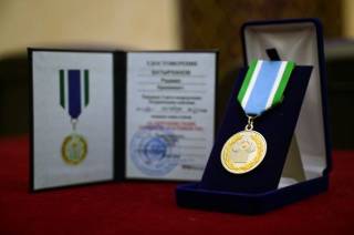 Матери погибшего на таджикско-афганской границе героя-пограничника вручили медаль в Семее