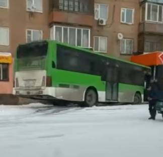 В Семее автобус вылетел на тротуар в результате ДТП
