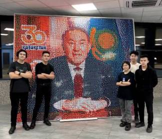 В Семее собрали портрет Назарбаева из кубиков Рубика