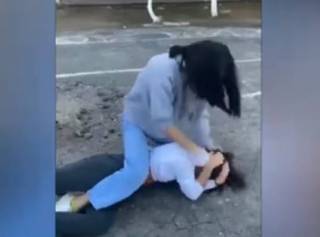 Видео избиения девочки группой школьниц попало в соцсети