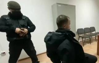 Участники погромов пытаются скрыться за границей