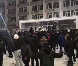 Видео массовых погромов в Семее опубликовали полицейские