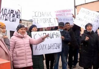 «Народ - не террористы»: родные задержанных митингуют у шымкентского СИЗО