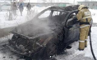 Во дворе частного дома в Семее горел автомобиль