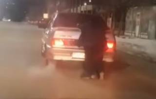 Мужчина катался по Павлодару, держась за багажник авто