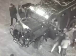 Появилось видео захвата бронеавтомобиля «Тигр» в Семее
