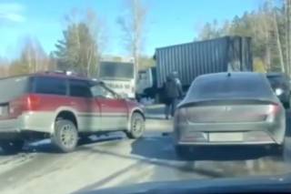 Страшное ДТП в Риддере: легковушка лоб в лоб столкнулась с грузовиком (ВИДЕО)