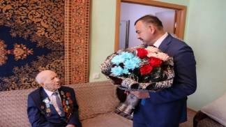 В Семее ветерану ВОВ вручили ключи от квартиры