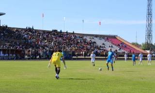 Звезды футбола сыграли матч на стадионе в Семее