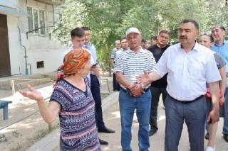 Аким города Семей Бакытжан Байахметов провел встречу с жителями поселка Юность