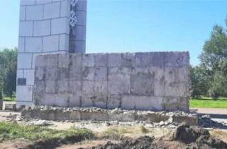 Демонтаж таблички с мемориальной стены встревожил краеведов в Семее