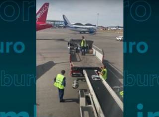 Героям скандального видео с погрузкой багажа в аэропорту Алматы придется ответить