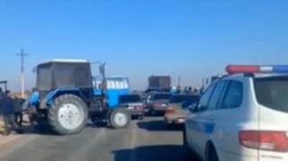 Фермеры перекрыли трассу в Туркестанской области