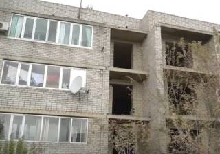 Дом с «призраками»: пустующая половина трехэтажки в Семее досаждает жильцам