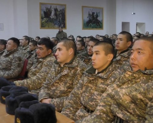 Сотрудники военной полиции встретились с солдатами