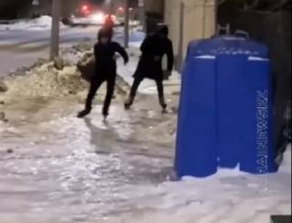 В Семее пешеходы встали на коньки