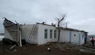 Потоп, ветер и гололед: погода испытывает казахстанцев на прочность