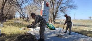 Братские могилы под присмотром военнослужащих регионального командования «Восток»