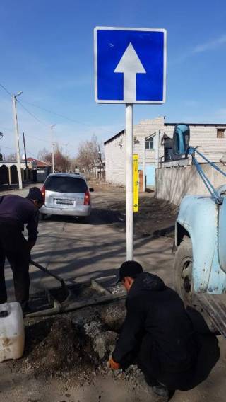 В Семее ведутся работы по установке новых дорожных знаков