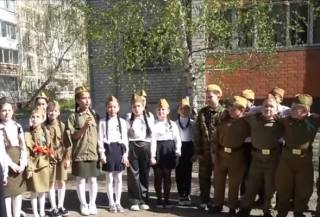 В Петропавловске школьники устроили концерт под окнами ветеранов