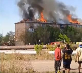 Крупный пожар оставил без крыши десятки жителей пятиэтажки