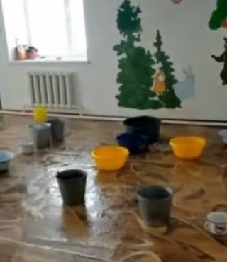 Купают детей в холодной воде: родители просят акимат отремонтировать садик