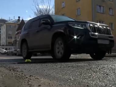 Асфальт растаял: водители Усть-Каменогорска жалуются на испорченные машины