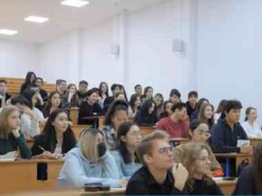 Педагогов готовят десятками тысяч, а дефицит остаётся