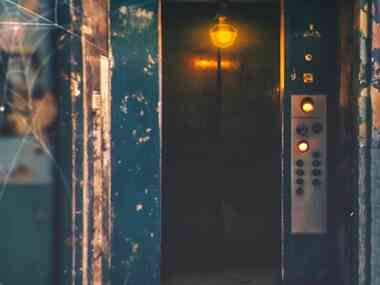 С 1 января в Караганде обещают остановить более 700 лифтов, которые отработали свой срок