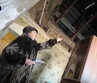 У старого трёхэтажного здания в Семее рухнула крыша