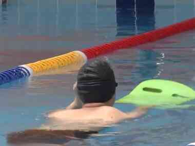 Казахстанских школьников обучат плаванию