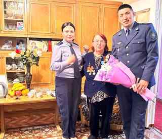 В Семее сотрудники УИС встретились с 93-летней свидетельницей блокады Ленинграда