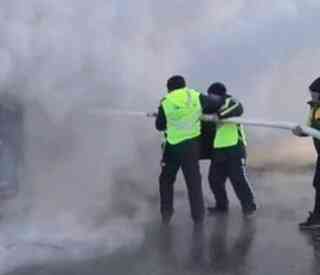 Патрульные два часа боролись с пожаром в пылающем грузовике в Абайской области