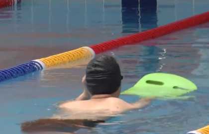 Казахстанских школьников обучат плаванию