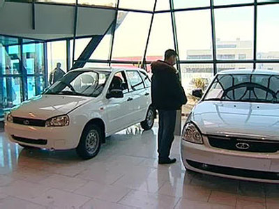 Из-за падения курса рубля в России начался дефицит автомобилей