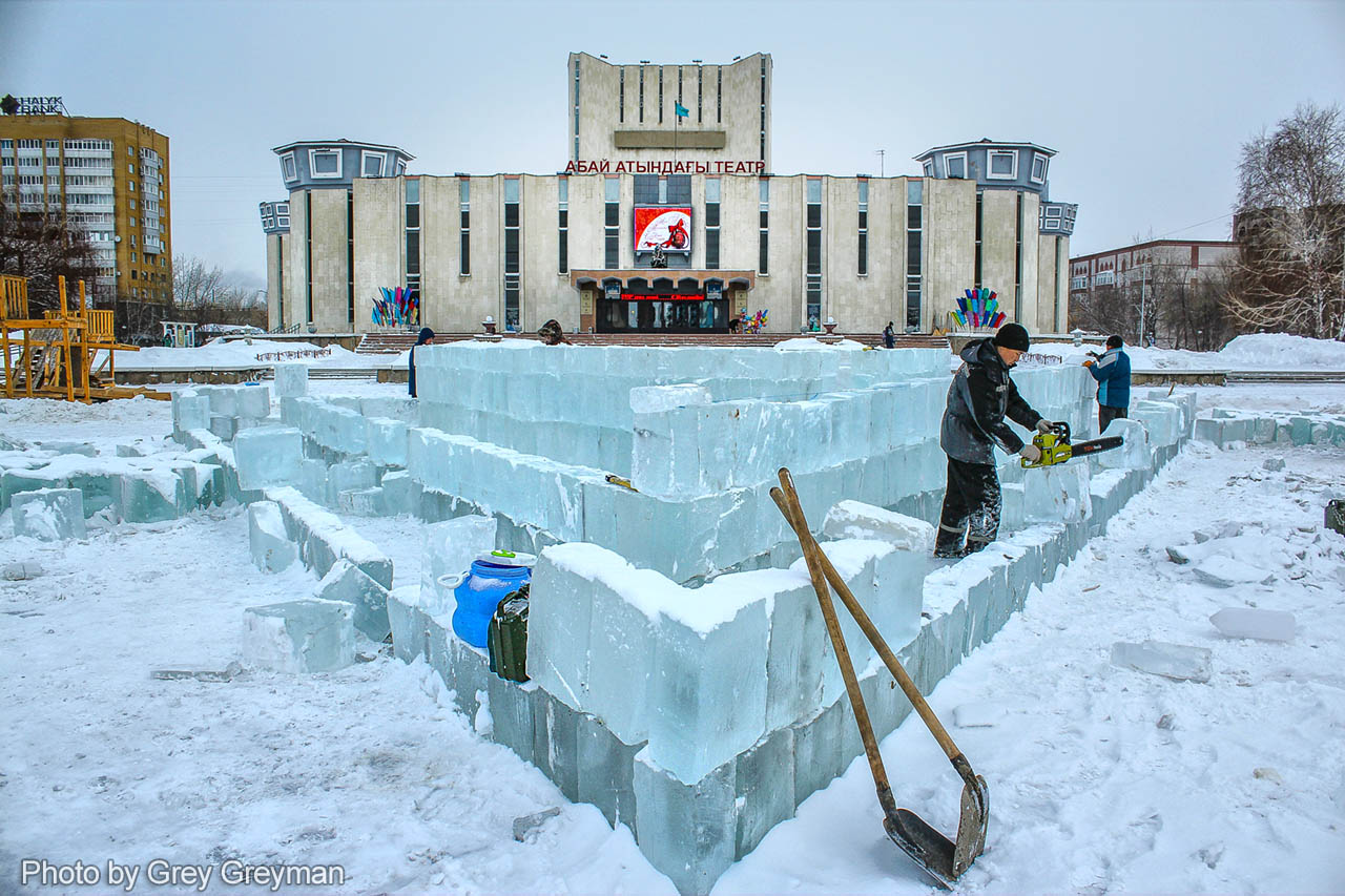 В Семее открылся ледовый городок