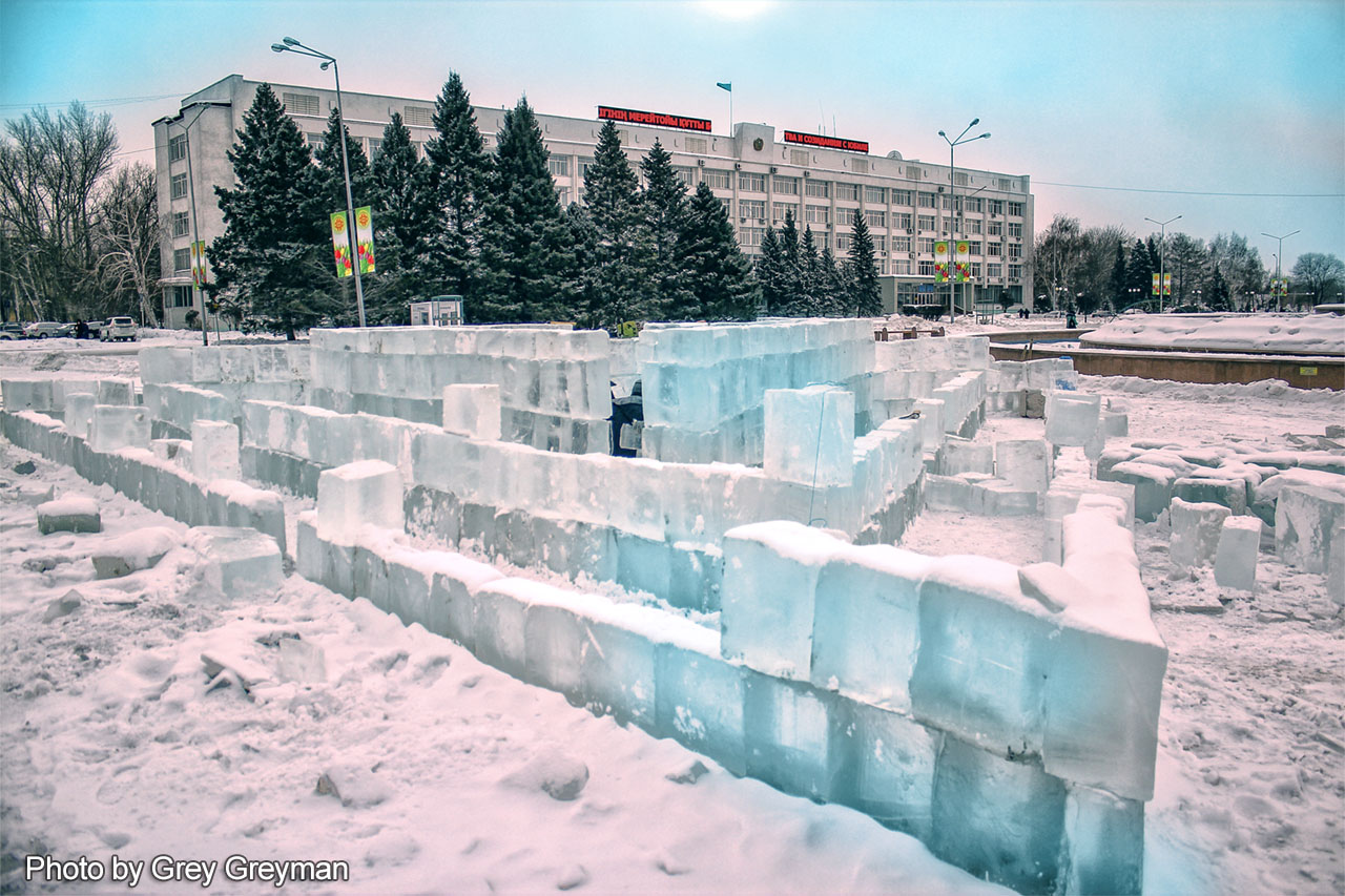 В Семее открылся ледовый городок