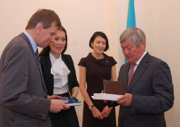 Аким области Бердыбек Сапарбаев вручает награду