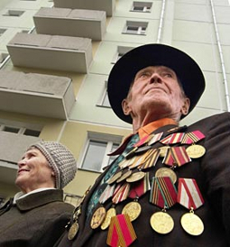 Ветеран на фоне дома