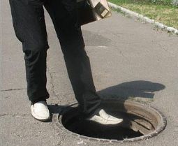 Открытый канализационный люк