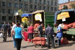 Стихийная торговля овощами с грузовика