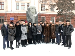 У памятника Кайрату Рыскулбекову