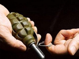 Мужчина держит гранату Ф-1