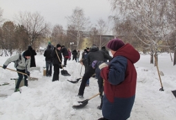 Городской субботник по уборке снега