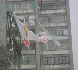 Порванный билборд