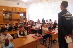 Беседа спасателя со школьниками