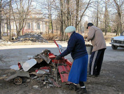 Пенсионеры на субботнике