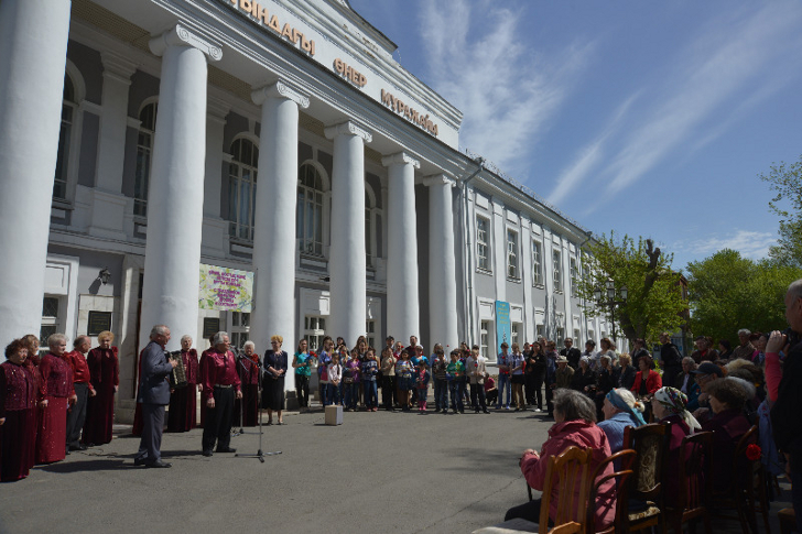Выставка детских рисунков ко Дню Победы в Семее